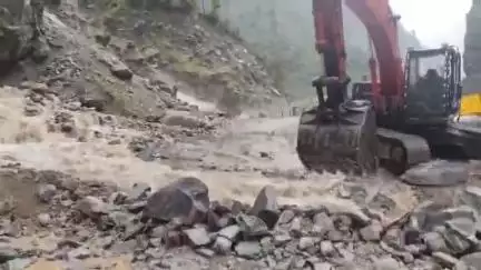 जोशीमठ: बदरीनाथ हाइवे पर लामबगड नाला उफान पर आने से दो घंटे तक हाइवे रहा अवरुद्ध, यात्रियों और आम नागरिकों को हुई परेशानियां