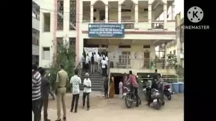 మంచిర్యాల: సాంఘిక సంక్షేమ మహిళా డిగ్రీ కళాశాల ఎదుట ధర్నా చేపట్టిన మృతురాలి బంధువులు