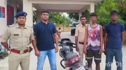 सिधवलिया: सिधवलिया पुलिस ने वाहन जांच में चोरी की बाइक के साथ दो आरोपियों को किया गिरफ्तार