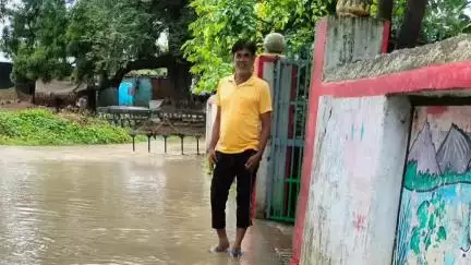 महरौनी: महरौनी में संविलियन उच्च प्राथमिक विद्यालय सुकाड़ी के बच्चे हुए परेशान, तीन वर्षों से जलभराव बना बाधा