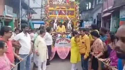 আলিপুরদুয়ার ১: আলিপুরদুয়ার দুর্গাবাড়িতে রথযাত্রার প্রসাদ বিতরণ করলেন মহকুমা শাসক