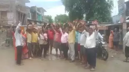 खजनी: शाहपुर में सड़क पर जल जमाव की समस्या को लेकर के ग्रामीणों ने ग्राम प्रधान के नेतृत्व में किया प्रदर्शन
#jansamasya