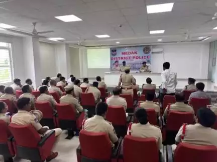 మెదక్: జిల్లాలో విజిబుల్ పోలిసింగ్ అందరు కచ్చితంగా పాటించాలి 
జిల్లా ఎస్పీ డివి శ్రీనివాస్ రావు