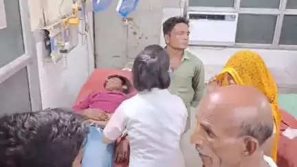 एटा: गांव वाहनपुर के समीप दो बाइकों की आपसी भीषण भिड़ंत में बुजुर्ग महिला सहित तीन लोग हुए घायल, MC में भर्ती