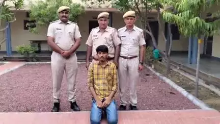 सांचोर: सांचौर में काले शीशों वाली क्रेटा कार से दहशत फैलाने वाले आरोपी को गिरफ्तार, पुलिसकर्मी व राहगीर को पहुंचाई थी चोट