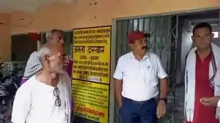 शिवसागर: दफ्तर से बाहर निकलते ही शिवसागर अंचलाधिकारी अभय कुमार ने फरियादी की सुनी फरियाद