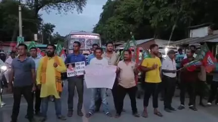 হেমতাবাদ: কশবার ঘটনার প্রতিবাদে হেমতাবাদে পথ অবরোধ করে বিক্ষোভ বিজেপির