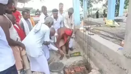 डुमरा: मोगलवा पकड़ी टोला में सार्वजनिक बैठक का शिलान्यास किया गया