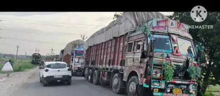 किशनी: क्षेत्र के ढढौंस नहर पुल के पास धान से लदा ट्रक अनियंत्रित होकर पलटा, 1 घंटे तक बड़े वाहनों का आवागमन रहा प्रभावित