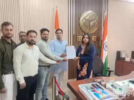 कासगंज: कम छात्र संख्या वाले परिषदीय विद्यालयों के विलय के विरोध में शिक्षक संघ ने कलेक्ट्रेट पर DM को ज्ञापन दिया