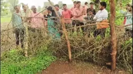 सिल्लोड: तालुक्यातील मोहळ येथील वादित रस्ता सिल्लोड तहसीलच्या वतीने करण्यात आला मोकळा