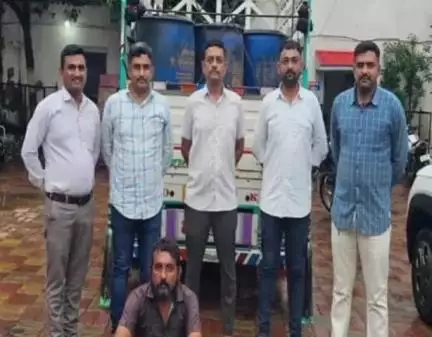 રાજુલા: રાજુલા પોલીસ સ્ટેશન વિસ્તારમાં ગેરકાયદેસર પુરાવા વગરના ડીઝલ ઓઇલના જથ્થા સાથે એક શખ્સને ઝડપી લેતી પોલીસ