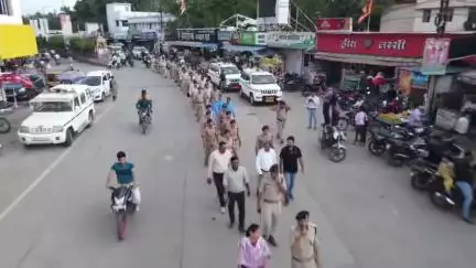 शाजापुर: शांति, सुरक्षा एवं सौहार्द के लिए शाजापुर पुलिस द्वारा कस्बे में निकाला गया फ्लैग मार्च