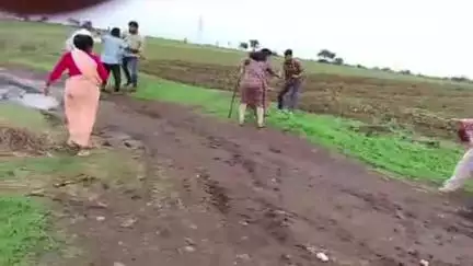 मुलताई: सोनोरा गांव में जमीनी विवाद में चले लाठी-डंडे और पत्थर, 10 घायल, वीडियो आया सामने