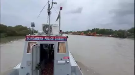 নামখানা: ফ্রেজারগঞ্জ কোস্টাল থানার পক্ষ থেকে নদীপথে মাইকিং প্রচার মৎস্যজীবীদের উদ্দেশ্যে