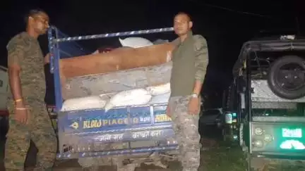 डोभी: बहेरा थाना गेट के सामने वाहन चेकिंग में ऑटो से 10 लीटर देशी शराब व महुआ फुल बरामद, चालक गिरफ्तार