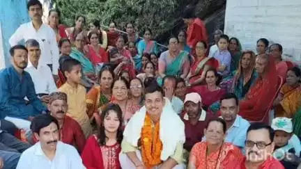लमगड़ा: सेना में अफसर बनने के बाद खेर्दा पहुंचे कार्तिक सिंह का ग्रामीणों ने फूल-मालाओं के साथ भव्य स्वागत किया
