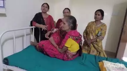 मुशहरी: वृद्ध आश्रम की कांति मां की हालत बिगड़ने पर सोशल वर्कर्स फॉर वूमेन एंपावरमेंट ने सदर अस्पताल में कराया भर्ती