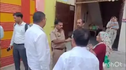 हापुड़: इंद्रप्रस्थ कॉलोनी में RPF हेड कांस्टेबल के घर पहुंची CBI की 3 सदस्य टीम, लखनऊ में रिश्वत लेते हुए किया गया गिरफ्तार