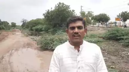 લીંબડી: લીંબડી શહેરમા ચુનારાવાડ વિસ્તારોના રહીશો છેલ્લા 15 વર્ષ થી નવા પાકા રસ્તાની રાહમાં નિલેશ ચાવડાએ પ્રતિક્રિયા આપી હતી