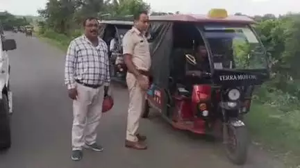 महेशपुर: जियापानी ग्रीड से लोहे का आर्थिंग स्लैप चोरी कर भाग रहे चोरों को होमगार्ड जवानों ने पकड़कर पुलिस को सौंपा
