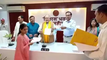 शाहजहांपुर: वित्त एवं संसदीय कार्य मंत्री ने आंगनबाड़ी कार्यकत्रियों और आयुष चिकित्सकों को नियुक्ति पत्र प्रदान किए