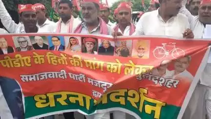 समाजवादी मजदूर सभा का धरना-प्रदर्शन मजदूरों की समस्याओं को लेकर बुलंदशहर कलेक्ट्रेट परिसर जाते हुए