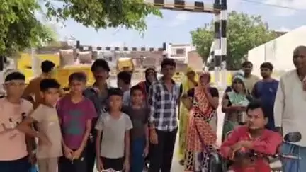 फिरोज़ाबाद: गांव मोडा के लोगों ने राशन डीलर के खिलाफ किया प्रदर्शन, आरोप है कि राशन डीलर ने पिछले 6 माह से राशन नहीं दिया है