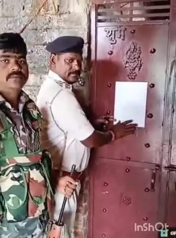 मदनपुर: रघु बीघा गांव में फरार प्राथमिकी अभियुक्त के घर पर पुलिस ने चस्पाया इश्तेहार