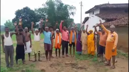 दुधि: देवरिहवां के बैगा बस्ती में 15 दिन से बिजली गुल होने से 
आक्रोशित ग्रामीणों ने किया प्रदर्शन #jansamasya
