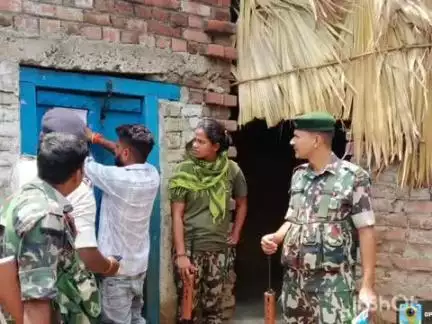 मदनपुर: खजुवतिया गांव में पुलिस ने फरार प्राथमिकी अभियुक्त के घर पर चस्पाया इश्तेहार