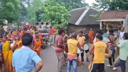 বিনপুর ১: বর্ণাঢ্য শোভাযাত্রা সহকারে দহিজুড়িতে হল সার্বজনীন শিব মন্দির প্রতিষ্ঠা দিবস উদযাপন