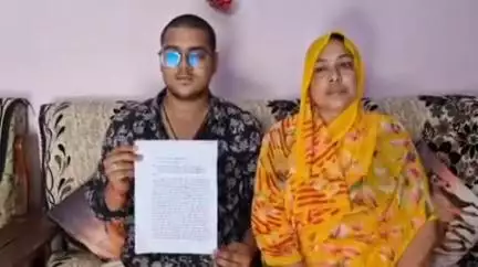 झांसी: मृतक महेंद्र यादव की मां ने प्रेमनगर स्थित आवास पर की प्रेस कॉन्फ्रेंस, अपनी और छोटे बेटे की जान को बताया खतरा