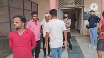 फिरोज़ाबाद: लालपुर मंडी के पास चलती बाइक से गिरकर एक महिला की हुई दर्दनाक मौत