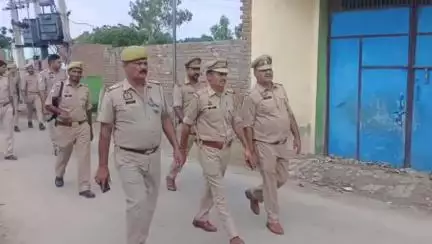 कैराना: मामौर गांव में महापंचायत की चेतावनी पर बना छावनी, पुलिस व पीएसी बल ने निकाला फ्लैग मार्च
