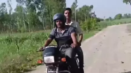 शाहजहांपुर: एडीएम एफआर ने बाइक से घूमकर गांवों की सफाई व्यवस्था का किया निरीक्षण, छह सफाई कर्मियों को किया निलंबित