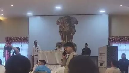 झांसी: ग्वालियर रोड स्थित नगर के एक विवाह घर में मॉक पार्लियामेंट में राहुल गांधी पर टिप्पणी के बाद हुआ हंगामा