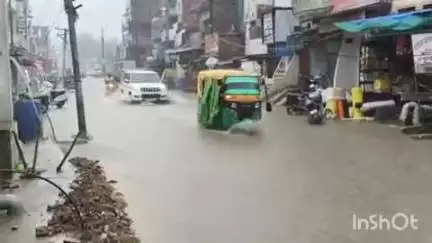 रॉबर्ट्सगंज: रॉबर्ट्सगंज नगर में बारिश से हालात बिगड़े, नगर की सड़कों पर पानी भर गया, आवागमन हुआ बाधित