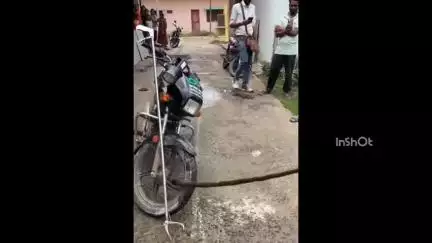 महिमा नगर में रेस्क्यू के दौरान गाड़ी में लिपटा सांप, मचा हड़कंप, सर्प मित्र ने किया रेस्क्यू