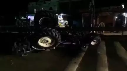 चारामा: चारामा के नेशनल हाईवे 30 में पिकअप की ठोकर से सड़क के बीच पलटा ट्रैक्टर