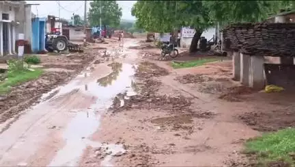 छतरपुर: पूछी गांव में सड़क पर कीचड़ फैलने से लोगों को आवागमन में परेशानी, जताया रोष