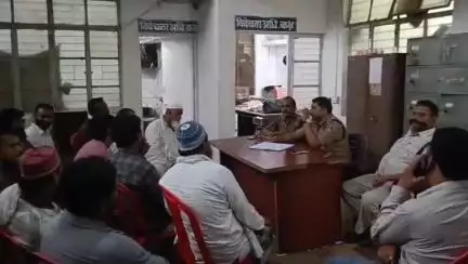 स्लीमनाबाद: स्लीमनाबाद थाना परिसर में मुहर्रम पर्व को लेकर शांति समिति की बैठक आयोजित