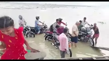 बिदुपुर: चकौसन जिमदारी घाट पर पीपा पुल बंद होने से लोग असुरक्षित नावों से गंगा पार करने को मजबूर