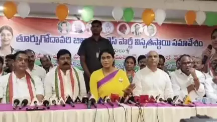 రాజమండ్రి సిటీ: రాష్ట్రంలో చంద్రబాబు పవన్ కళ్యాణ్ జగన్ మోడీకి తొత్తులుగా వ్యవహరిస్తున్నారు:  పిసిసి  పిసిసి చీఫ్ షర్మిలారెడ్డి