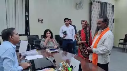 शाहजहांपुर: डीएम ने अपने कार्यालय में जनता दर्शन के दौरान मौजूद फरियादियों की समस्याओं को सुना