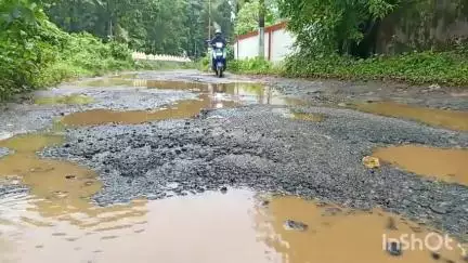 പട്ടാമ്പി: വാരികുഴികൾ നിറഞ്ഞ പെരുമുടിയൂർ തറ റോഡിൽ വാഹനാപകടം നിത്യസംഭവം #localissue
