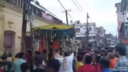 देवघर: शिक्षा सभा चौक स्थित जगन्नाथ मंदिर में भगवान जगन्नाथ जी के दर्शन के लिए उमड़ी भक्तों की भीड़