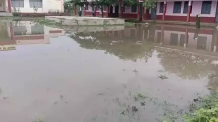 सारंगपुर: पढ़ाना: शा. हायर सेकेंडरी स्कूल का मैदान बना तालाब, चप्पल लेकर निकले शिक्षक व छात्र, बहा हज़ारों लीटर पानी