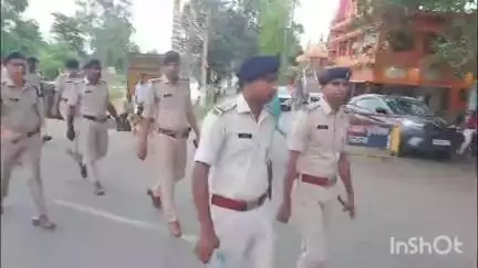 बिक्रम: बिक्रम में नगर पंचायत चुनाव से पहले स्थानीय पुलिस पदाधिकारी ने निकाला फ्लैग मार्च