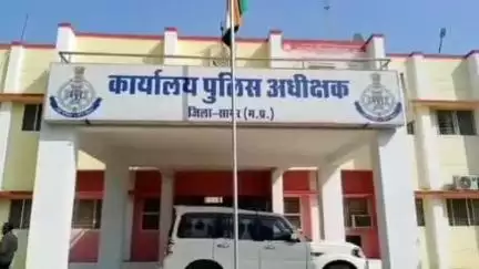 सागर नगर: जीआरपी थाने में ट्रेनों में चोरी करने वाला शातिर चोर गिरफ्तार